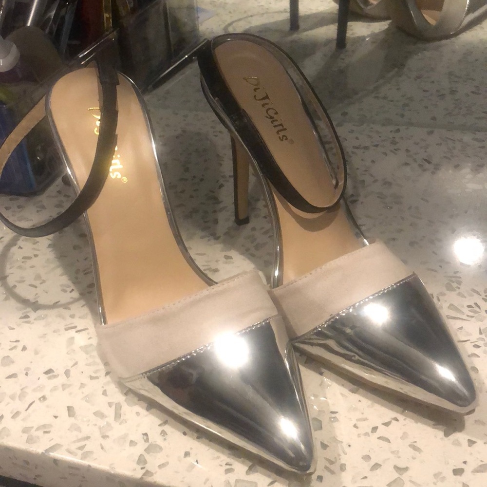 Di Ji Girls silver and white off heels